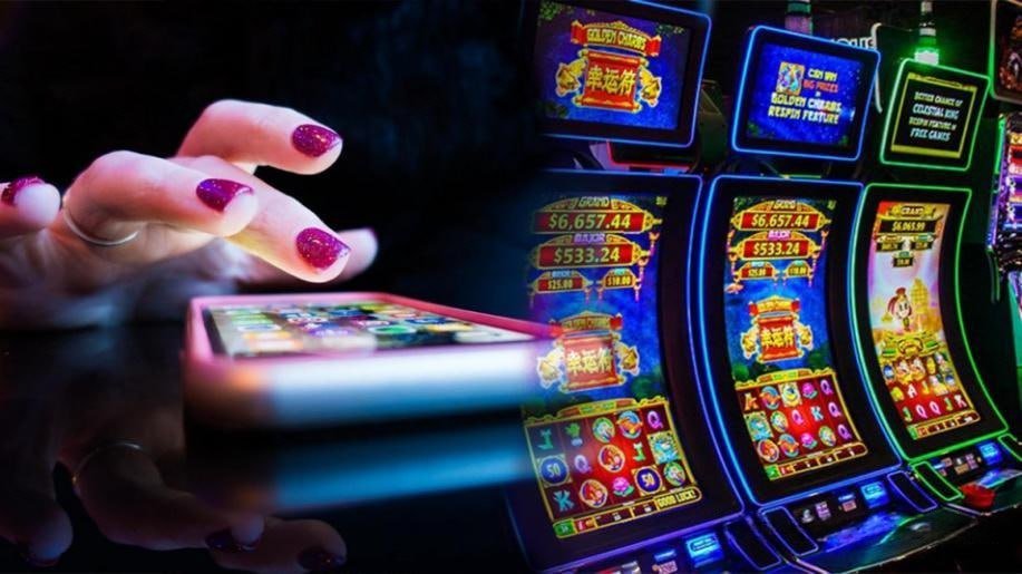 Professional dealer at a live BandarQ table on situs pos4d, displaying cards and engaged players